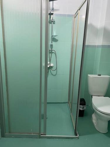 恰纳卡莱Merkezde 2+1 Geniş Daire的一间带卫生间和玻璃淋浴间的浴室