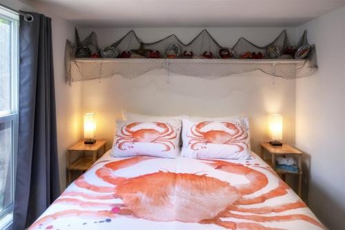 布拉格堡H - Crab Shack的一间卧室配有一张床铺,上面有2只动物