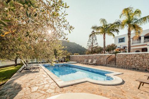 波蒂纳茨Finca Norte, Amazing villa close to the best Beaches的一座别墅,设有游泳池和棕榈树