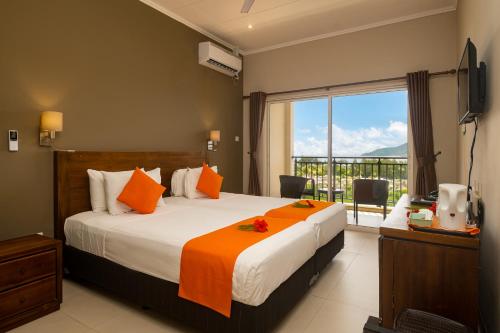 维多利亚里奇度假屋的一间卧室配有一张带橙色毯子的大床