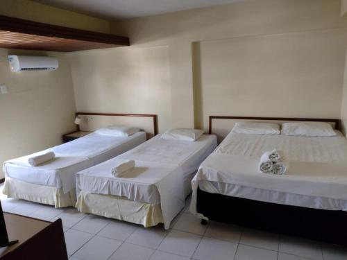 若昂佩索阿Manos Flat Tambaú - ap 111的配有白色床单的酒店客房内的两张床