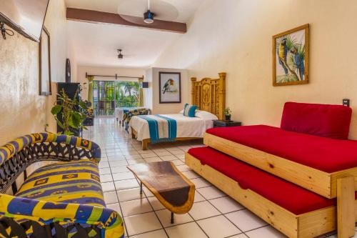 布塞里亚斯Casa María Resort的酒店客房,设有两张床和一张沙发