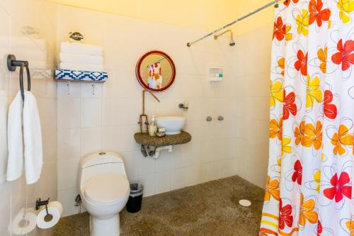 布塞里亚斯Casa María Resort的一间带卫生间和淋浴帘的浴室