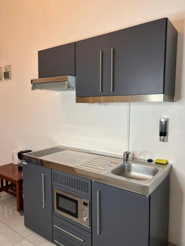 圣乔治拉赫里科尼亚酒店&日间水疗中心的厨房配有水槽和微波炉