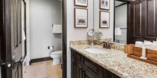 比弗河Beaver Creek Highlands Westview 3 Bedroom Condo的一间带水槽和卫生间的浴室