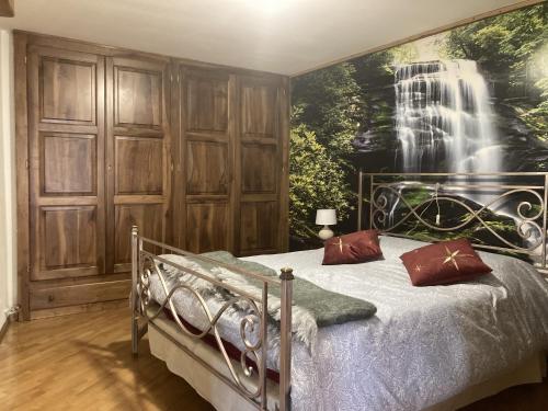 努斯Lo Sondzo的一间卧室配有一张壁画床