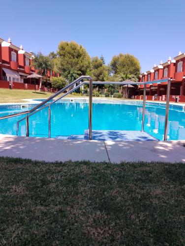 韦尔瓦Islantilla Club Golf的中间设有滑梯的游泳池