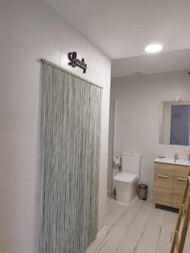 托雷洪厄尔卢比奥Un Lugar Llamado Descanso en Monfrague的带淋浴帘和卫生间的浴室