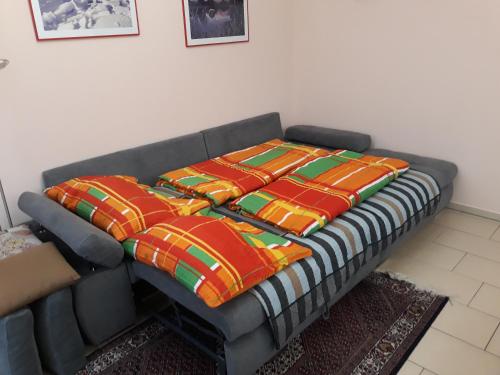 巴德米滕多夫LANDHAUS JASMIN ausgezeichnet mit 4 Kristallen - FW Kammblick的客厅里配有一张带四个枕头的沙发