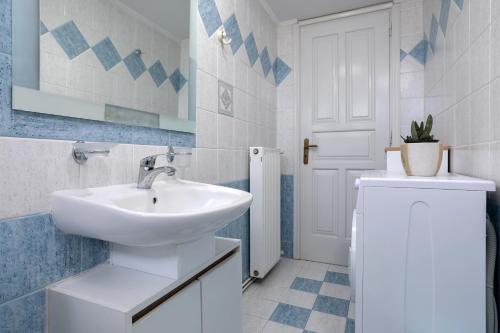 扎金索斯镇Antigoni's Family House!的白色的浴室设有水槽和卫生间。