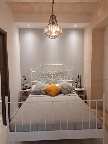 比尔古Ta' Wenzu的一间卧室配有一张床和一个吊灯