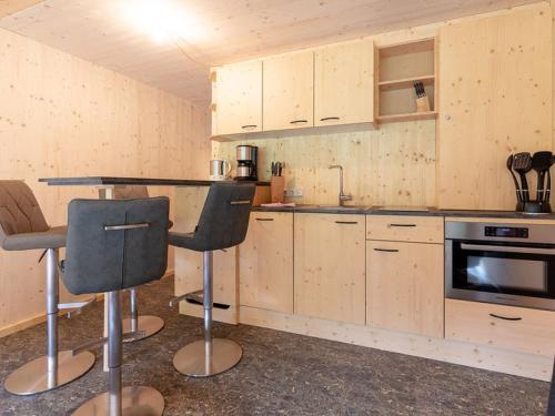 奥西阿赫Apartment Glamping Lodge B by Interhome的厨房配有木制橱柜和桌椅