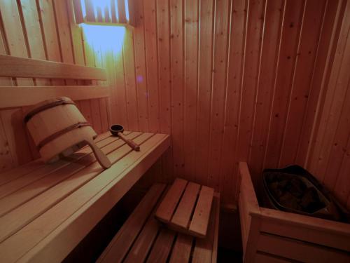 MeznáHoliday Home Mezná u Hřenska by Interhome的木制桑拿浴室设有长凳和浴缸