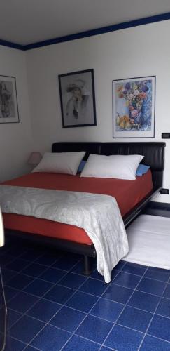 奥杰比奥Residenza del Pascià - Appartamento Camphora的一间卧室,卧室内配有一张大床