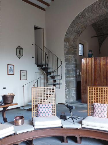 BoscoHoliday Home Villa La Chiesa by Interhome的一间带两把椅子和楼梯的客厅