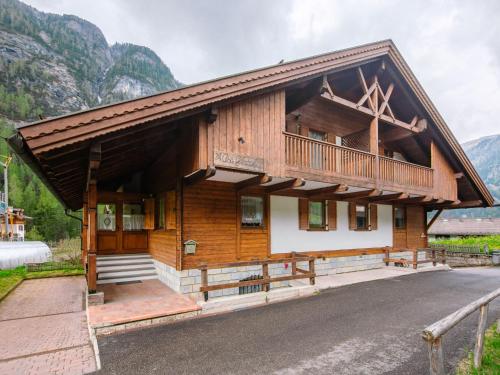 蓬尼亚Chalet Cesa Galaldriel-3 by Interhome的大型木屋 - 带阳台