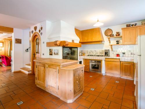 蓬尼亚Chalet Cesa Galaldriel-3 by Interhome的一个带木制橱柜和大岛的大厨房