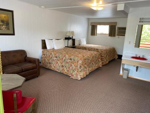 艾恩伍德Cedars Motel的酒店客房,配有床和沙发