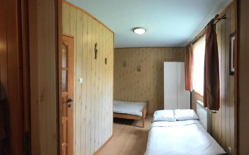 ŻabnicaAgroturystyka Pod Wierchami的小房间设有两张床和窗户