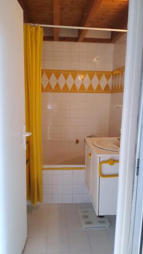 沙图Pousada Bertin的浴室设有黄色的淋浴帘和水槽