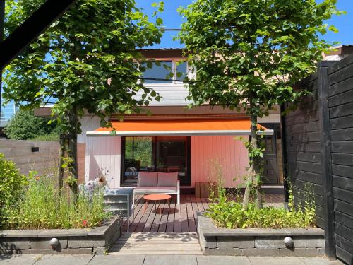 鹿特丹Unieke woonark met privétuin en free parking.的一个带庭院和房子的花园