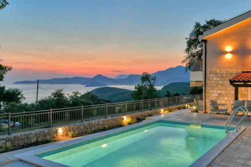 布德瓦Seaview Villa Lavanda with pool的山景游泳池