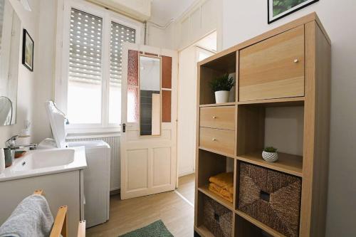 巴涅尔德比戈尔Appartement 2 à 4 pers cosy à proximité du centre的一间带水槽、卫生间和镜子的浴室