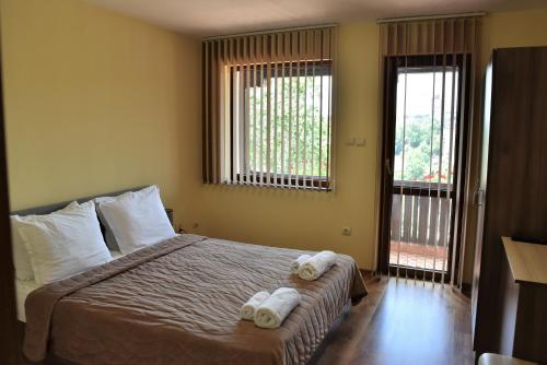 大特尔诺沃Paradise Apartment - Breathtaking View的一间卧室配有带毛巾的床