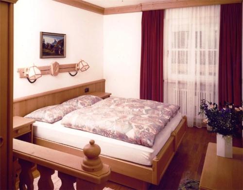 圣坎迪朵乌特露贝住宅酒店的一间卧室设有一张床和一个窗口