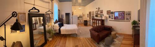 阿尔伯克基Painted Lady Bed & Brew的客厅配有沙发和桌子
