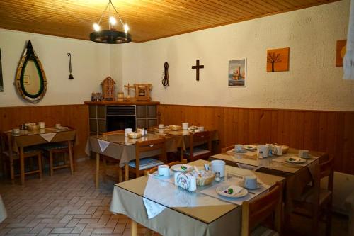 伊尔米茨Privatzimmer Haider的一间设有桌子和墙壁十字架的用餐室