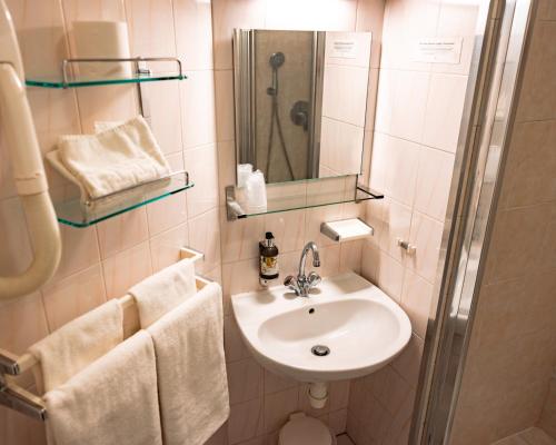 圣吉尔洛基撕赫拉克里酒店的一间带水槽和淋浴的小浴室