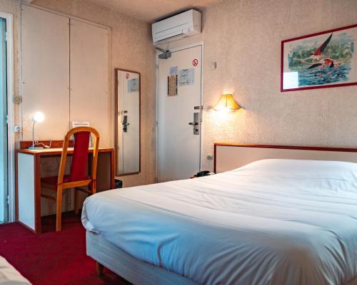 圣吉尔洛基撕赫拉克里酒店的配有一张床和一张书桌的酒店客房