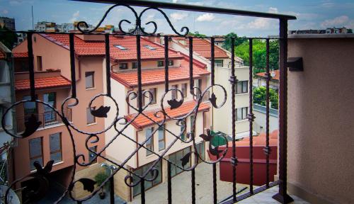 普罗夫迪夫Odrys Apartments的阳台享有建筑的景致。