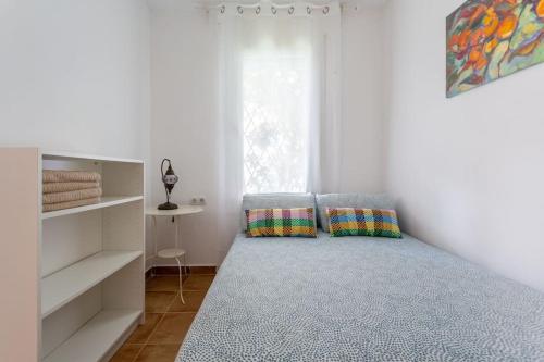 卡斯特尔德费尔斯Apartamento en playa de castelldefels. Ubicación inmejorable!的一间卧室配有一张带两个枕头的床