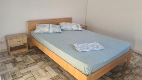 艾福雷诺德Holiday Village的一张蓝色床垫和两个枕头的床