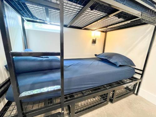 圣巴巴拉ITH Santa Barbara Beach Hostel的双层床配有蓝色床单和枕头