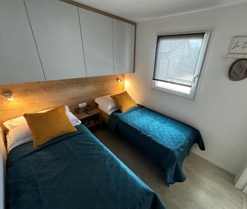 洛瓦尼斯卡Mobile home Mare Blu的小型客房 - 带2张床和窗户