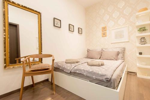 布达佩斯保洛伊精品公寓的一间带镜子和床的小卧室