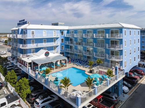 大洋城滩涂加勒比海滩涂浮桥套房酒店的享有酒店空中美景,设有游泳池