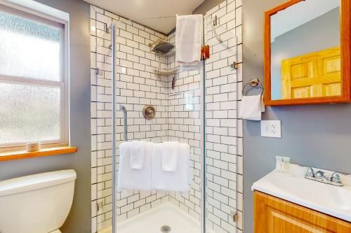 博伊西West Side Cottage的带淋浴、卫生间和盥洗盆的浴室
