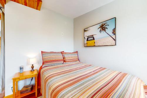 博伊西West Side Cottage的一间卧室配有一张床,并画着一幅棕榈树