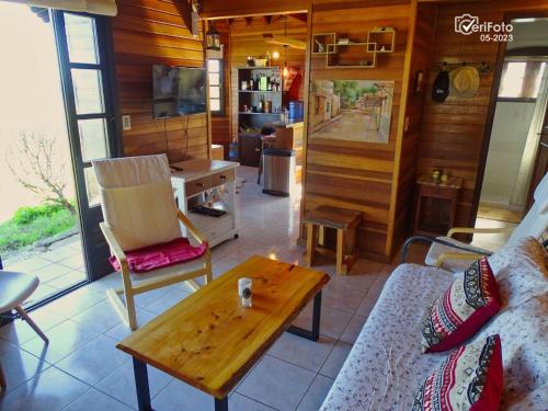米纳斯Casa de campo la serena的带沙发和咖啡桌的客厅