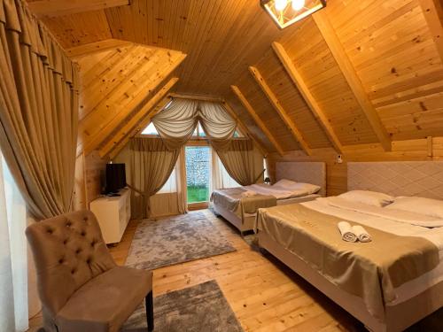比耶洛波列Bali Mountain resort Montenegro的一间设有两张床和椅子的房间