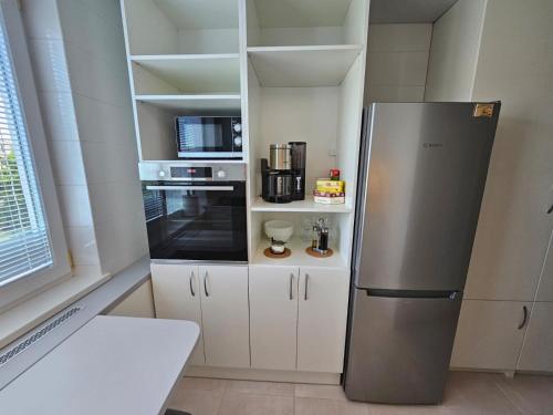 维尔纽斯Maya's Apartment的厨房配有冰箱和微波炉。