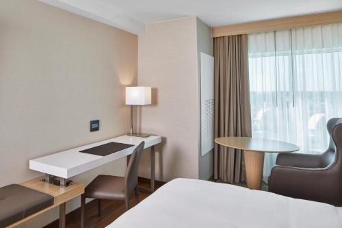 奥兰多奥兰多布恩纳维斯塔湖雷迪森酒店的配有一张床、一张桌子和一张桌子的酒店客房