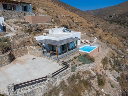 基斯诺斯Epithea Suites Kythnos 1 με ιδιωτική πισίνα的山景别墅的空中景致