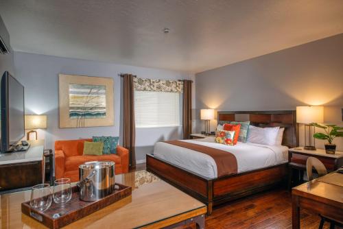 卡顿伍德The Tavern Hotel的酒店客房设有床和客厅。