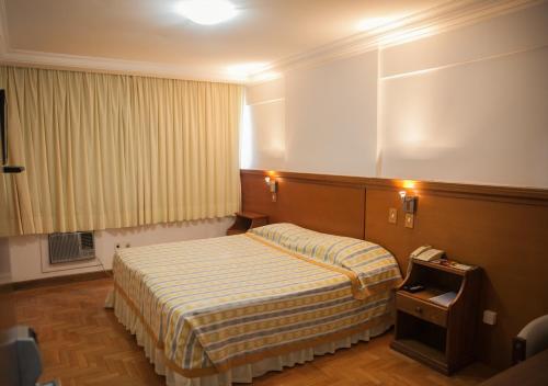 圣玛丽亚伊泰姆比宫酒店的酒店客房配有一张床和电话