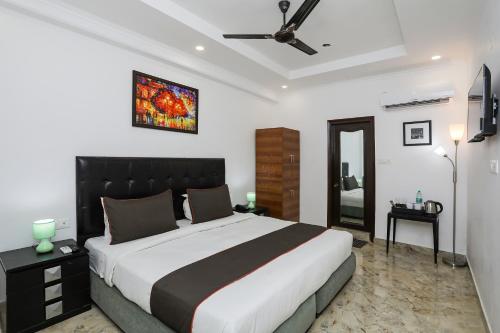新德里Collection O Hotel Residency Near Dwarka Sector 21 Metro Station的一间卧室配有一张大床和镜子